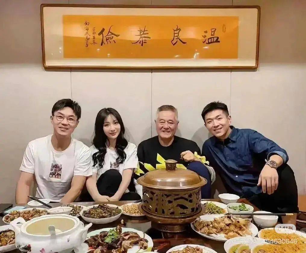 海鲜盛宴与饺子共庆团圆年味十足！冰球突破赵本山辽宁老家欢度春节(图2)