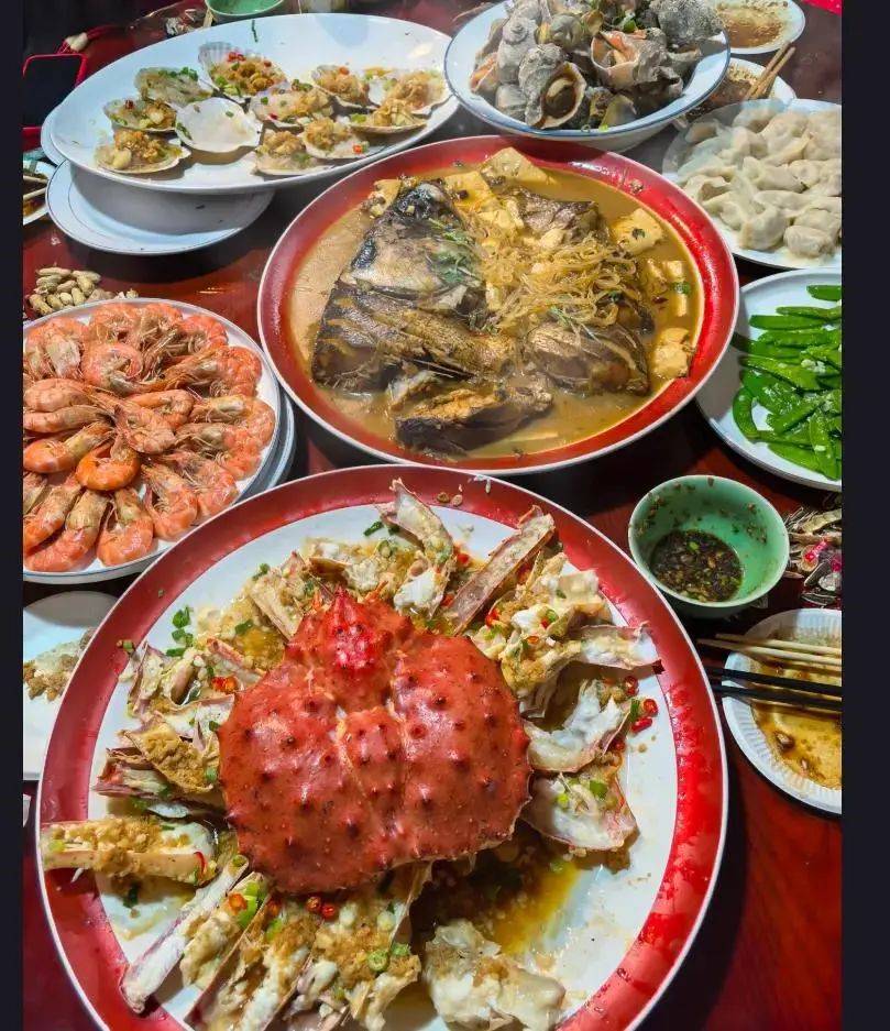 海鲜盛宴与饺子共庆团圆年味十足！冰球突破赵本山辽宁老家欢度春节(图5)