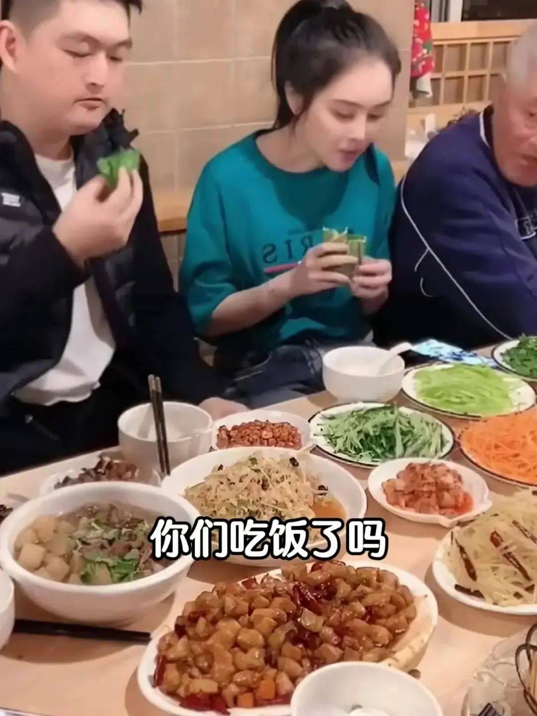 海鲜盛宴与饺子共庆团圆年味十足！冰球突破赵本山辽宁老家欢度春节(图8)