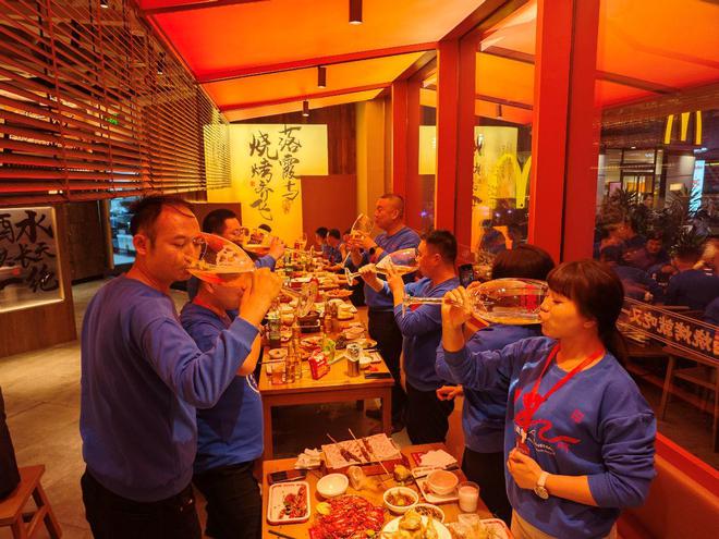 王“又一家”11年11家门店的崛起之路冰球突破落霞与烧烤齐飞！探访南昌烧烤(图2)