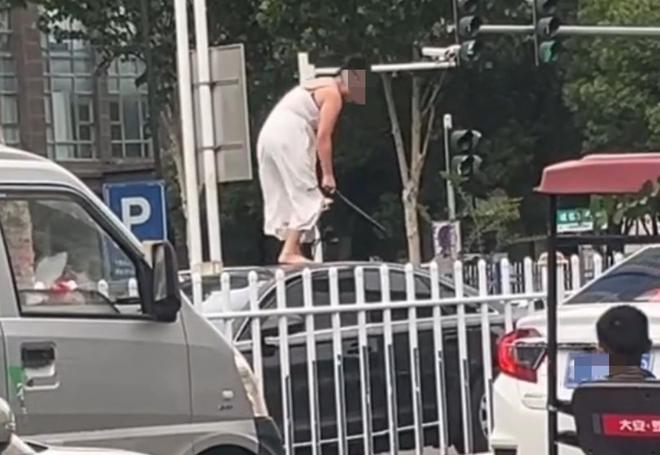 车通报：系精神病发作家属愿意承担赔偿冰球突破技巧女子持械当街打砸多辆轿(图1)